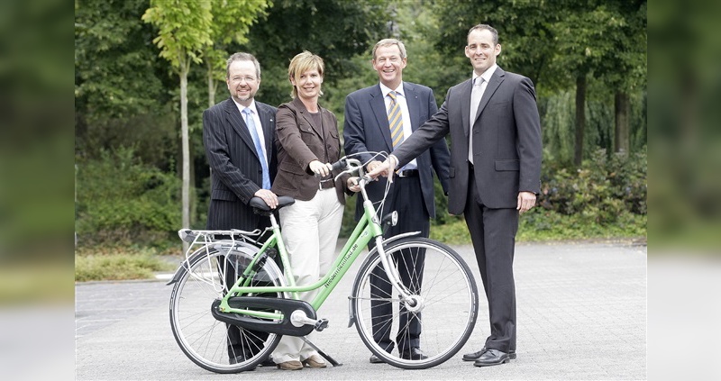 Andreas Jansen von Gazelle (rechts) präsentiert das neue Niederrhein Fahrrad