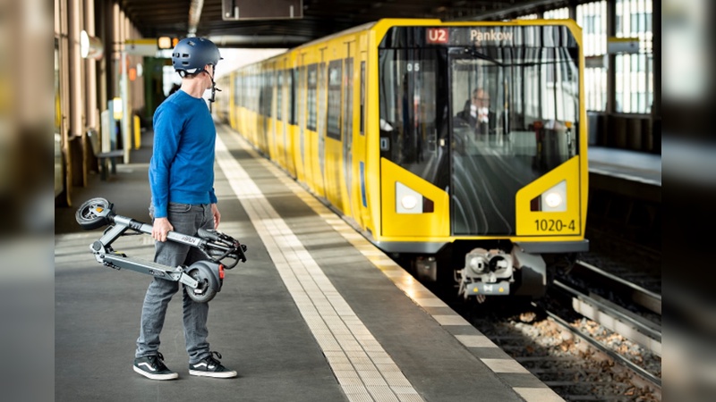 E-Tretroller können eingeklappt gut transportiert werden. 