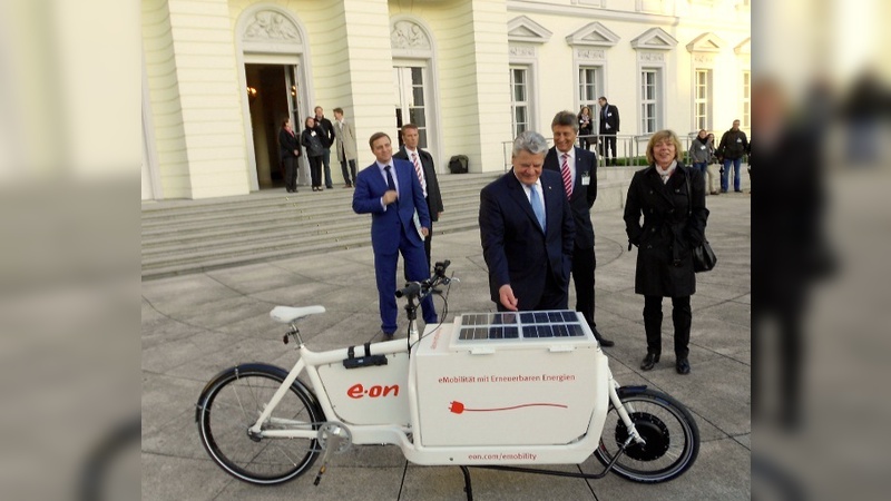 Bundespräsident Gauck informiert sich über das Lasten E-Bike Bundespräsident Gauck informiert sich über das Lasten E-Bike