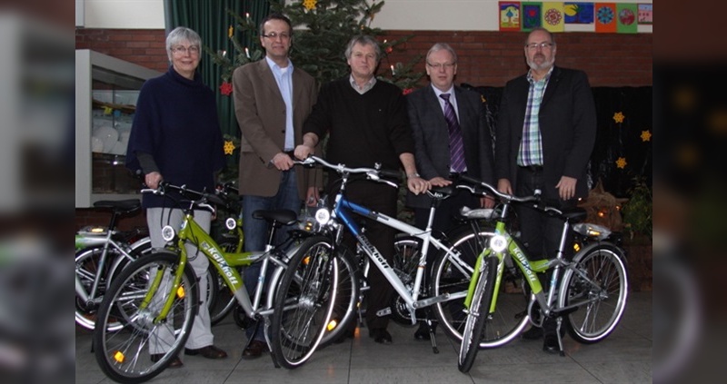 Gisela Eckstein (Konrektorin), Markus Ratermann (Derby Cycle), Günter Gronemeyer (Schulleiter), Heiner Kuper und Dr. Jürgen Vortmann (beide Bürgerstiftung Cloppenburg)