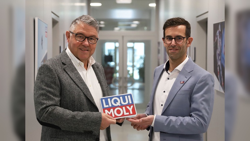 Foto: Liqui Moly - Peter Baumann (links) übergibt den Staffelstab im Marketing an Marco Esser. 