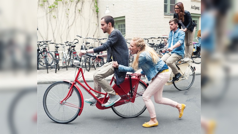 Junge Menschen auf dem Rad