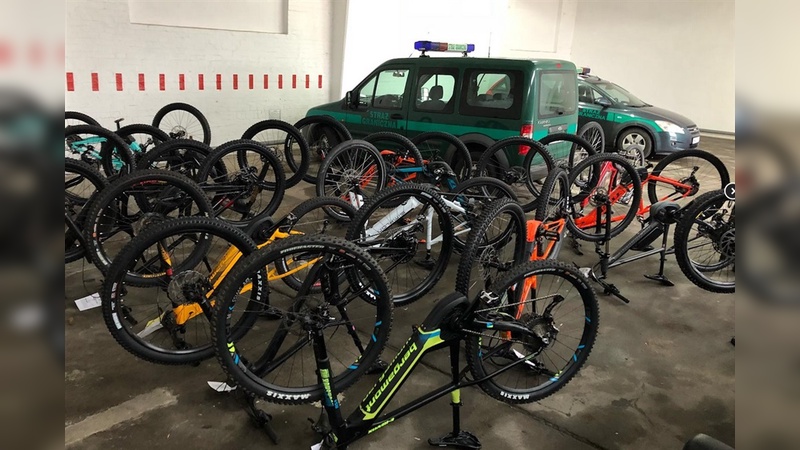 Die Polizei stellte Marken-E-Bikes an der Grenze sicher.