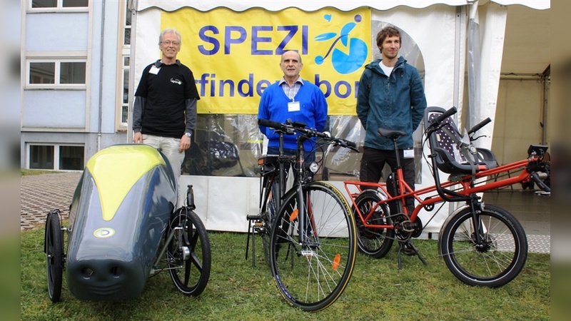 Sieger Thibaut Salloignon (rechts), Platz 2 belegte José Fernandez (Mitte),  Platz 3 erreichte  der Niederländer Peter Paul van der Ven. Foto: Spezialradmesse