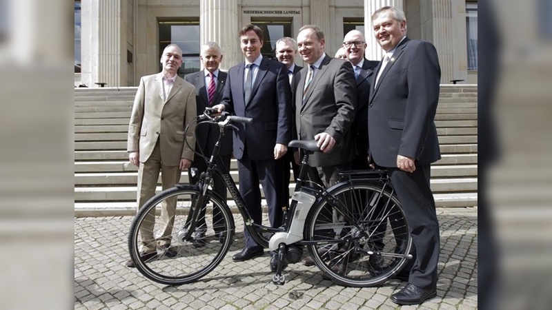 Neues Dienstfahrrad für David McAllister