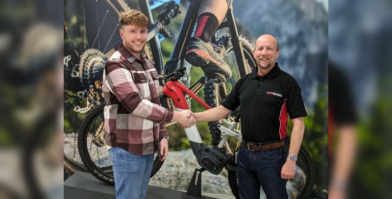 Jan Kurzer (l.), Leiter Service bei Brose E-Bike, begrüßt Peter Collard, den neuen Servicepartner für Großbritannien und Irland, im Werk in Berlin