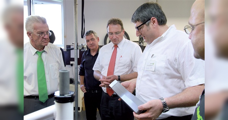 In der Werkstatt der Manufaktur nimmt Ministerpräsident Kretschmann den neu entwickelten Hochleistungs-Akkupack in Augenschein.