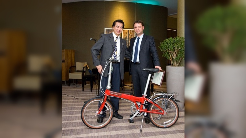 Dr. David Hon überreicht dem Bulgarischen Wirtschaftsminister Delyan Dobrev ein Dahon-Faltrad