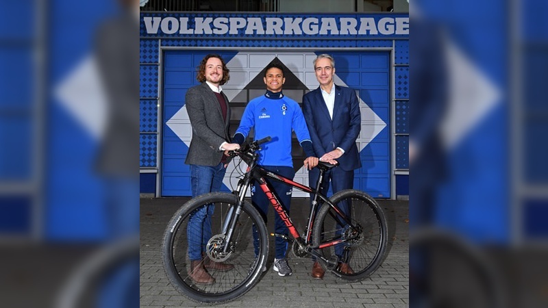 v.l. Paul Paulich (Marketing-Manager BOC), Douglas Santos, Oliver Poppelbaum (Sales und CRM HSV Fußball AG)