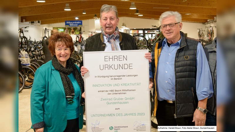 HBE-Bezirksgeschäftsführer Mittelfranken Uwe Werner in Mitten von Erika und Herbert Gruber.