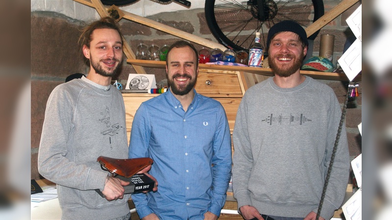 Strahlende Gesichter: Brooks Brand Specialist, Constantin Bosch (m.), mit Sebastian Meyer (l.) und Christopher Tuma (r.) bei der Auszeichnung in Stuttgart.