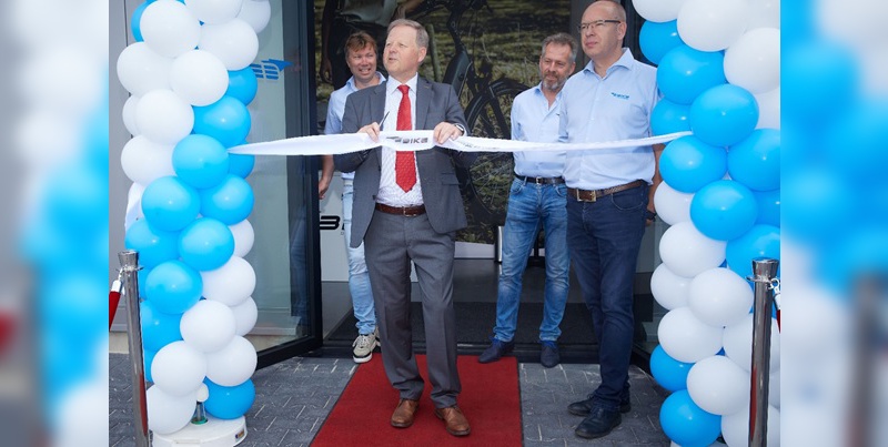 Ad Roest eröffnet den Showroom von EBIKE • DAS ORIGINAL in Venlo im Hintergrund links: Rob Laarman (Gesellschafter und Verkaufsleiter EBIKE-Factory B.V.), hinten rechts: John Vermeulen (Hauptgesellschafter EBIKE-Factory B.V.,) vorne rechts: Ronald Breeman (Gesellschafter und Betriebsleiter EBIKE-Factory B.V.)