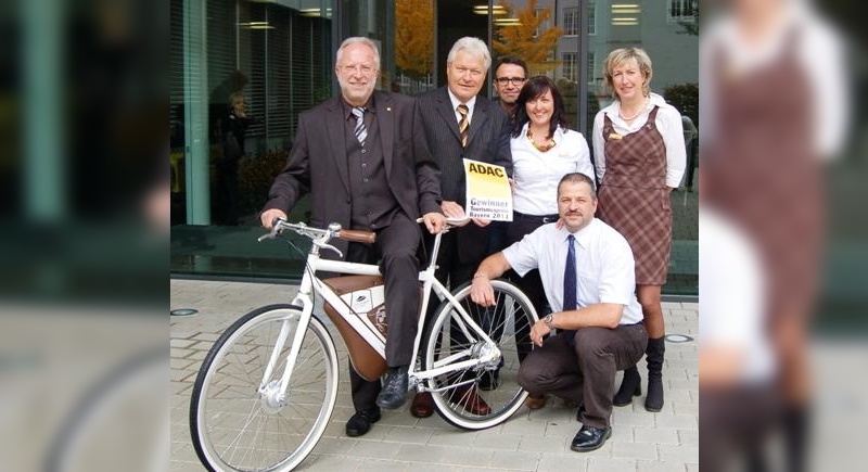 Dr. August Markl und Herbert Behlert, den Gewinnern des ADAC Tourismuspreises Bayern 2011, Franz Mayer von additive bikes sowie Maria Perreiter und Wolfgang Kornfeld vom Chiemgau Tourismus e.V. (v.l.)