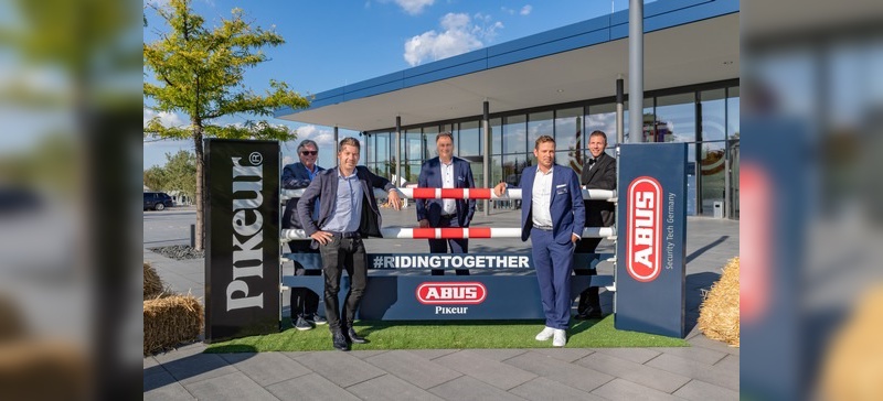 Aufgalopp zur Kooperation vor der Abus Security World in Wetter/Ruhr: v.l.: Klaus Brinkmann, Daniel Bremicker, Christian Bremicker, Markus Brinkmann und Julius Brinkmann.