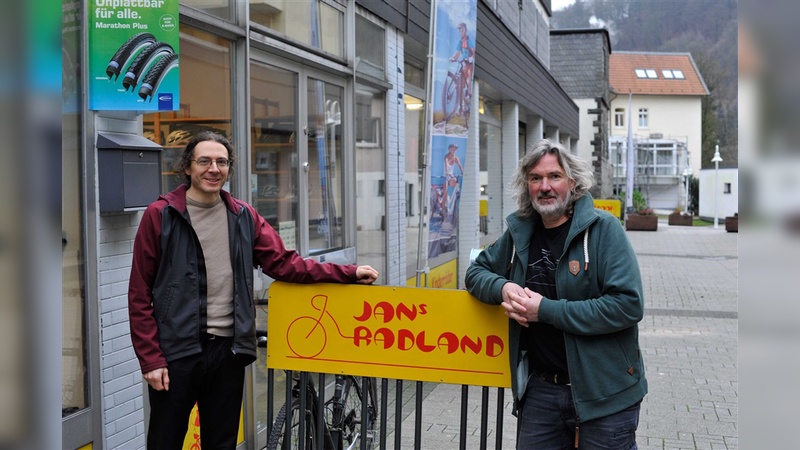 Jan Sleijfir (rechts) mit seinem neuen Mitarbeiter Howard Yeomans (links). Jan Sleijfir (rechts) mit seinem neuen Mitarbeiter Howard Yeomans (links).