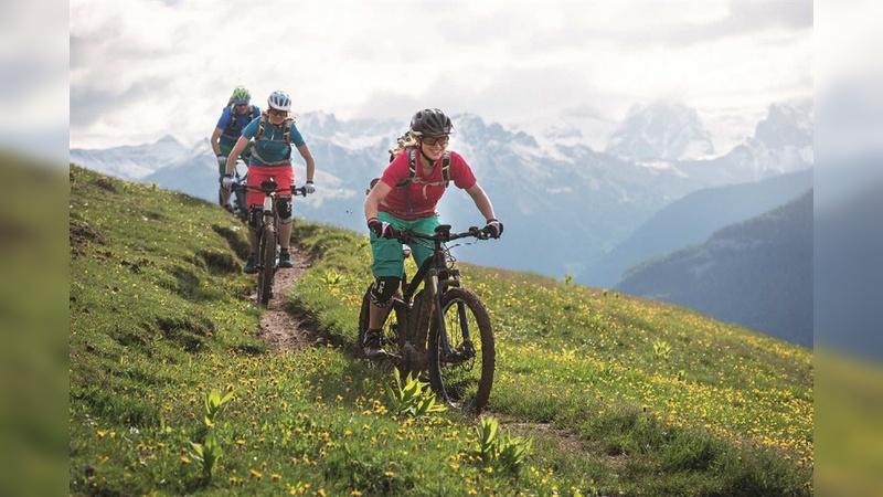 Bosch fördert Tourismus-Projekte im Bereich E-Mountainibiken.