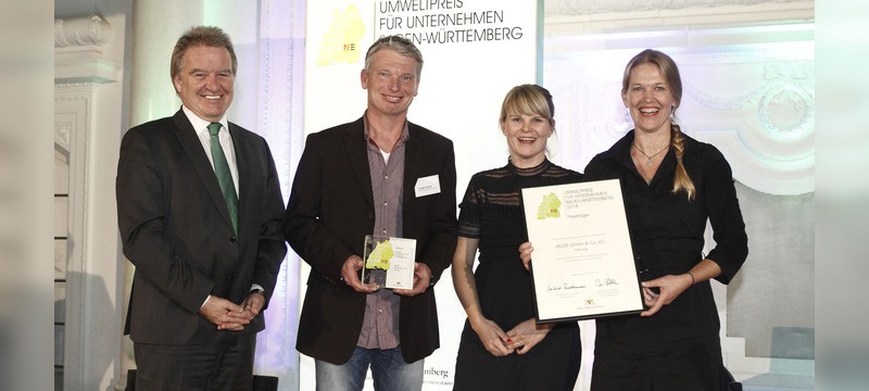 Bei der Preisverleihung (v.l.): Franz Untersteller (Umweltminister), Torsten Kamp (Vaude), Anika Mauz (Vaude), Antje von Dewitz (Vaude Geschäftsführerin)