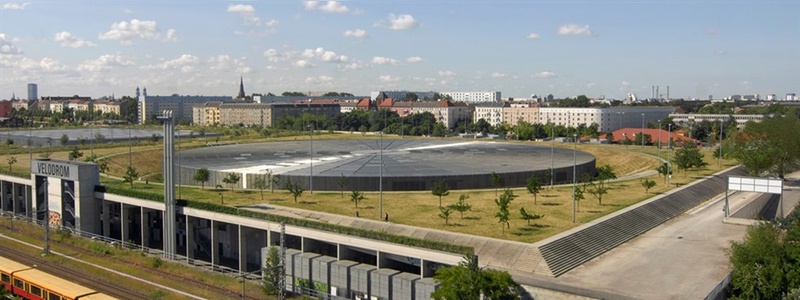 Blick von Außen auf das Velodrom in Berlin.