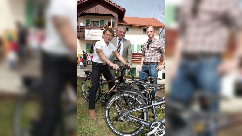 Ralf Puslat übergibt zehn Räder an Peter Maffay. Der Starnberger Puky-Händler Jens Baier (rechts) bietet der Stiftung für die Zukunft technische Unterstützung an.