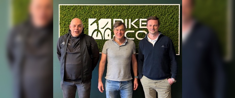 Foto: DiBike - Vertragsunterzeichnung bei BIKE&CO in Verl (v. l. n. r.): Carsten Büttner (BIKE&CO), 
Nick Becker (DiBike), Georg Wagner (BIKE&CO). 