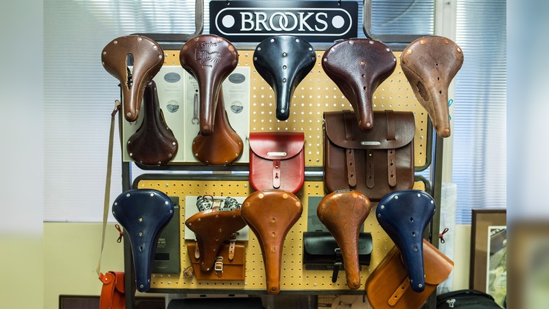 Klassiker für den Handel. Ein Shop-Display im Büro zeigt die lang laufenden Produkte aus Leder. Hinter den fertigen Sätteln steckt eine Menge Handarbeit in England.