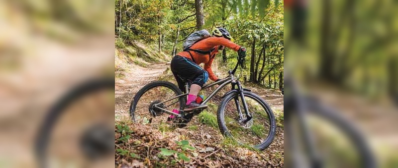 Mit dem richtigen Rucksack bleibt selbst in Kurvenlage alles an Ort und Stelle.