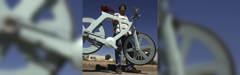 Izhar Gafni und das von ihm erfundene Cardboard Bike Izhar Gafni und das von ihm erfundene Cardboard Bike