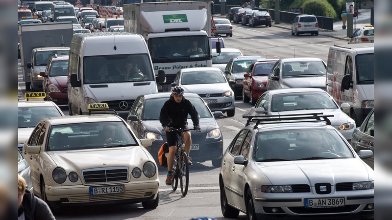 Abgase und viel zu viele Autos: so sieht Fahrradfahren in der Hauptstadt aktuell aus.