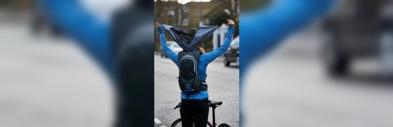 Ganz einfach lässt sich aus dem Rucksack eine Regenjacke zaubern. Ganz einfach lässt sich aus dem Rucksack eine Regenjacke zaubern.