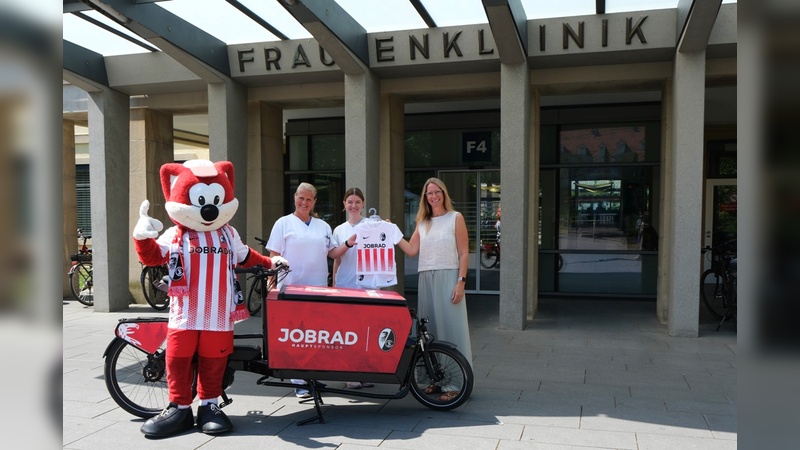 Foto: JobRad - Auf dem Gelände des Universitätsklinikum Freiburg beschenkt JobRad-Gesellschafterin Sandra Prediger die Freiburger Neuankömmlinge mit dem SC-Trikot für die Saison 2025/26. Mit dabei: das „Füchsle” vom SC Freiburg sowie PD Dr. Mirjam Kunze, Ärztliche Leiterin der Geburtshilfe des Universitätsklinikum Freiburg und Carolina Fink, Leitende Hebamme des Universitätsklinikum Freiburg. Foto: JobRad - Auf dem Gelände des Universitätsklinikum Freiburg beschenkt JobRad-Gesellschafterin Sandra Prediger die Freiburger Neuankömmlinge mit dem SC-Trikot für die Saison 2025/26. Mit dabei: das „Füchsle” vom SC Freiburg sowie PD Dr. Mirjam Kunze, Ärztliche Leiterin der Geburtshilfe des Universitätsklinikum Freiburg und Carolina Fink, Leitende Hebamme des Universitätsklinikum Freiburg.