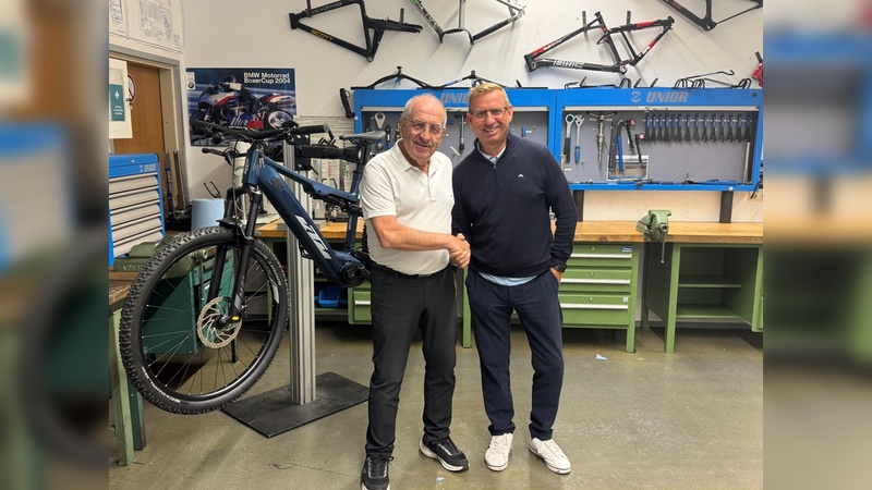 Foto:  velotech - Ernst Brust (links) engangiert sich künftig als Dozent beim Technologie- und Schulungszentrum Oberschleißheim. 