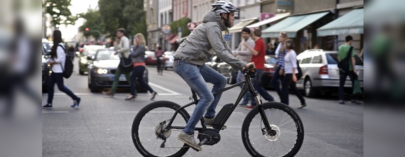Fahrräder und Pedelecs erobern die Großstädte. Fahrräder und Pedelecs erobern die Großstädte.