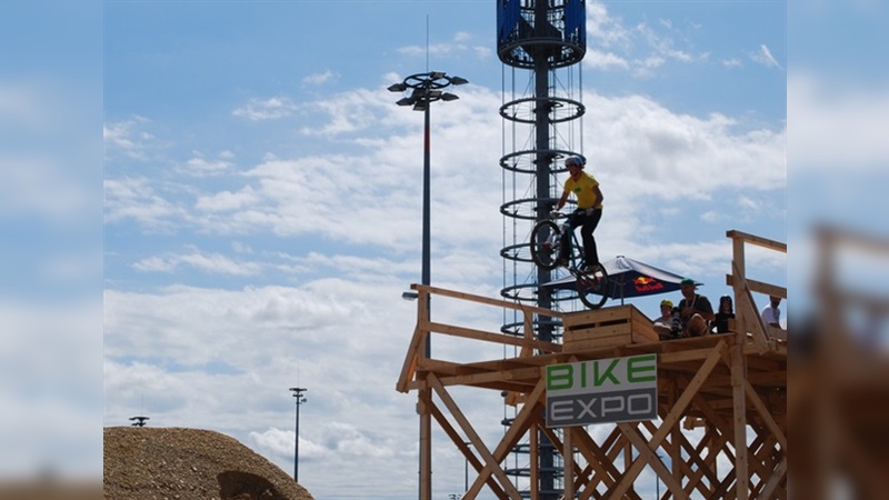 Im Freigelände war auf der Bike Expo einiges geboten - unter anderem diese Sprungrampe