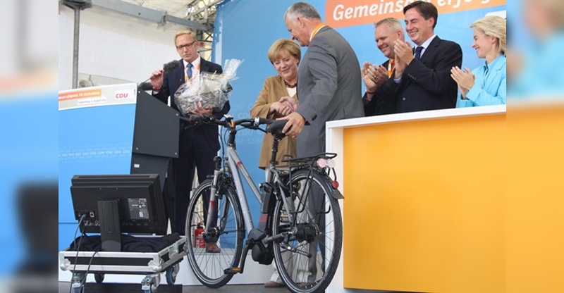 Angela Merkel nimmt in Cloppenburg das Kalkhoff E-Bike in Empfang