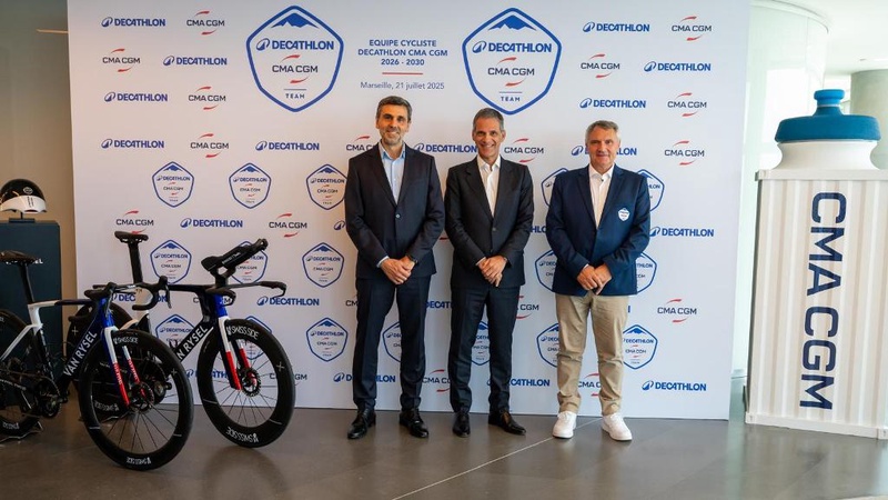 Foto: Decathlon - Javier López, Rodolphe Saadé, Chairman und Chief Executive Officer, CMA CGM und Dominique Serieys, Geschäftsführer von France Cyclisme bei der Vertragsunterzeichnung. 