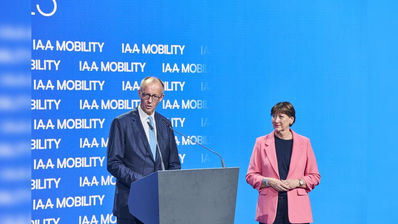 Bundeskanzler Friedrich Merz eröffnete heute die IAA. Neben ihm VDA-Präsidentin Hildegard Müller.