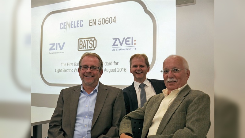 Siegfried Neuberger, Geschäftsführer Zweirad-Industrie-Verband e.V. – Stephan Scheuer, 1. Vorsitzender, Battery Safety Organization e.V. – Richard Aumayer, Convenor des Normungsvorhabens  (v.l.)