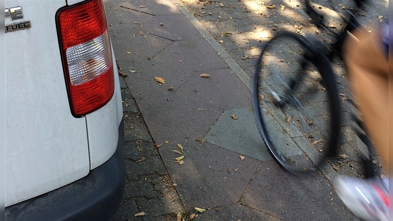 Schmale Radwege sind kaum geeignet, um noch mehr Fahrzeuge aufzunehmen. Schmale Radwege sind kaum geeignet, um noch mehr Fahrzeuge aufzunehmen.