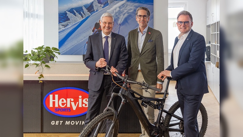 v.l.n.r.: Hans Reisch, Vorstand Spar Österreichische Warenhandels-AG; Oliver Seda, CEO Hervis Sports:;Peter Humer, Vorstand Kunde & Markt Österreich UNIQA Insurance Group AG