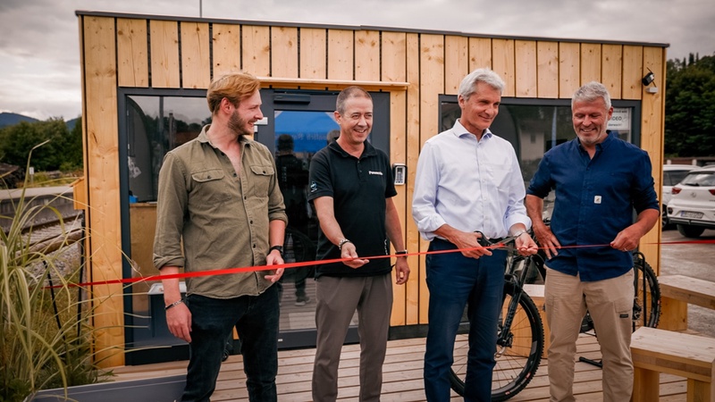 Foto: Mobility Hub - Das rote Band wird durchschnitten: Andreas Stetefeld, Ralph Büttner, Johannes Spatz und Ralf Jirgens. Foto: Mobility Hub - Das rote Band wird durchschnitten: Andreas Stetefeld, Ralph Büttner, Johannes Spatz und Ralf Jirgens.