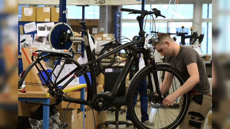 Der Schweizer Fahrradhandel hatte im ersten Halbjahr 2021 alle Haende voll zu tun.