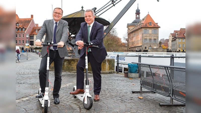 Bambergs Oberbürgermeister Andreas Starke (links) macht den Praxistest.