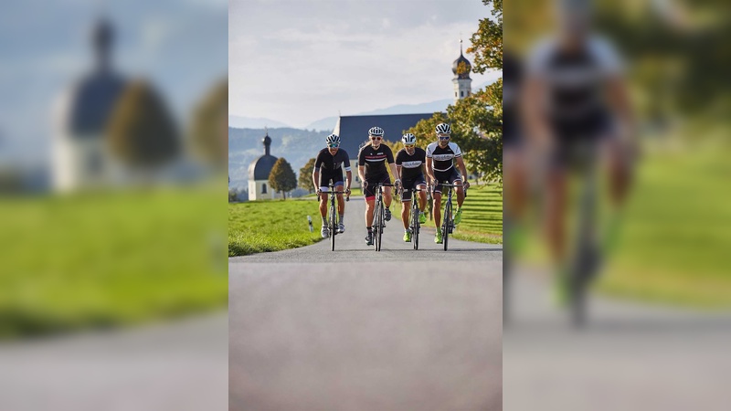Am Rennrad-Mekka Irschenberg: Hier lassen sich vor Bergkulisse die Rennrad-Neuheiten testen. Am Rennrad-Mekka Irschenberg: Hier lassen sich vor Bergkulisse die Rennrad-Neuheiten testen.