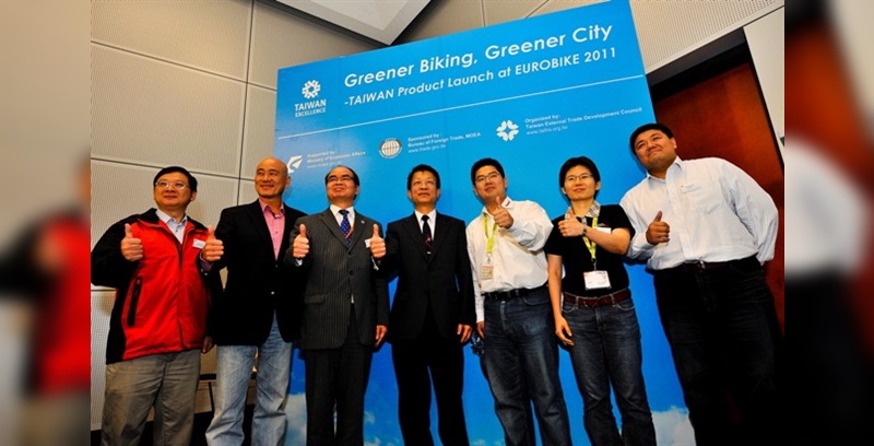 Gruppenbild mit den Sprechern bei der Taitra Pressekonferenz: James Chen (GreenTrans), Antony Lo (TBEA), Jeremy Horng (TAITRA), Chang-Jinn Shen (MOEA), Nolan Cheng (JD Group), Jill Wu (TayaChain) and Frank Huang (DK City)