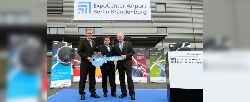 Im Beisein von Ministerpräsident Matthias Platzeck (links) überreicht Messe Berlin-Chef Raimund Hosch (Mitte) den symbolischen Schlüssel zur Eröffnung des ExpoCenter Airport Berlin Brandenburg an BDLI Hauptgeschäftsführer Dietmar Schrick (rechts).