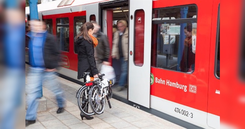 Klein gefaltet geht das Tern-Faltrad mit an Bord - auch in den Sperrzeiten