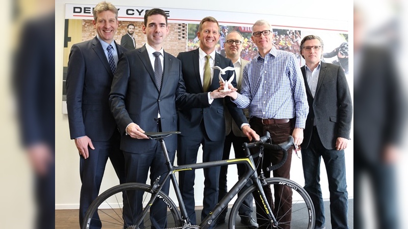 Geschäftsleitung Hellmann, Olaf Heinen (vierter von links, CFO Derby Cycle), Thomas Raith (fünfter von links, CEO Derby Cycle) und Volker Becker (sechster von links, Leiter Logistik/SCM-Projekte Derby Cycle).