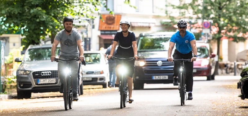 Kersti Kaljulaid auf Radtour durch Berlin