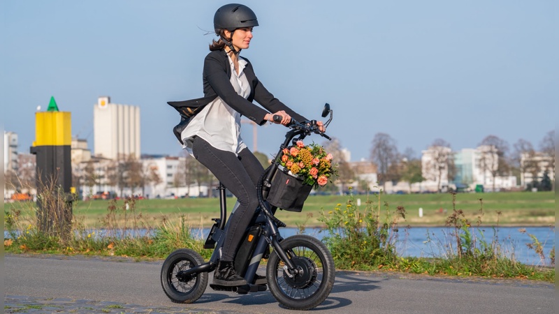 Der E-Scooter mit Sitz wird zum Mofa und soll als Alternative zu E-Bike und E-Scooter Kunden überzeugen. 