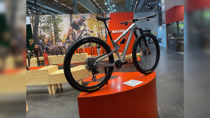 Foto: Jürgen Wetzstein/velobiz - 32-Zoll-Laufräder feierten bereits auf der Eurobike einen prominenten Auftritt - hier am Stand von Maxxis
